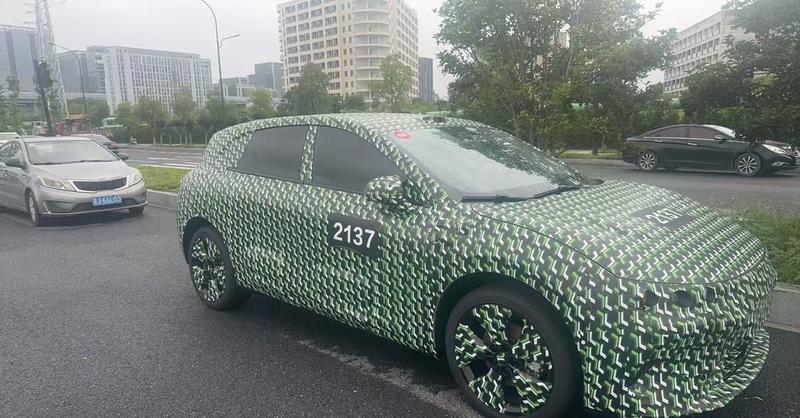第三系列疑似零跑B系列第三款车型零跑B05谍照 预计11月开启预售